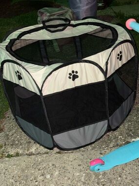 XL Portable Indoor/ Outdoor Pet Tent/ Playpen- lightweight & easy